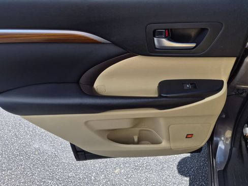Used 2017 Toyota Highlander Limited FWD image 24
