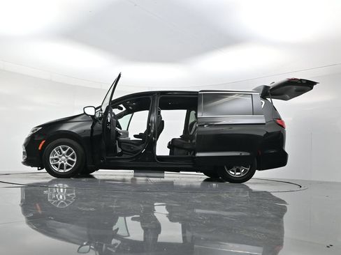 Used 2026 Chrysler Pacifica Select FWD image 54