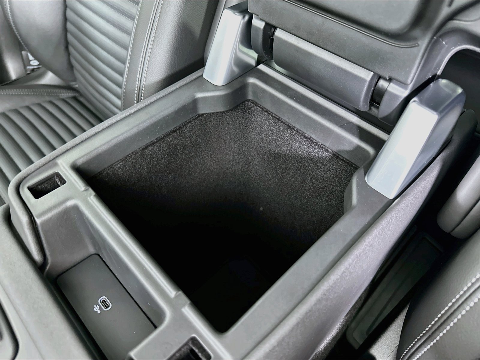 New 2026 Land Rover Discovery S AWD/4WD image 30