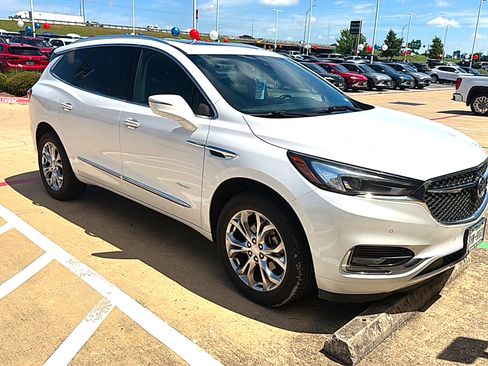 Used 2020 Buick Enclave Avenir w/ Avenir Technology Package FWD image 2