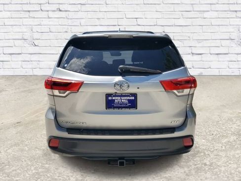 Used 2017 Toyota Highlander XLE image 3