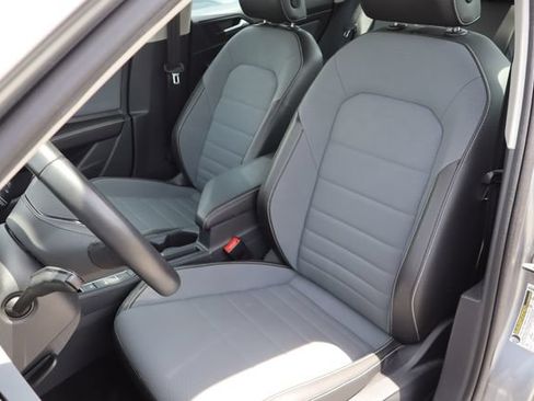 Used 2025 Volkswagen Jetta SE FWD image 6