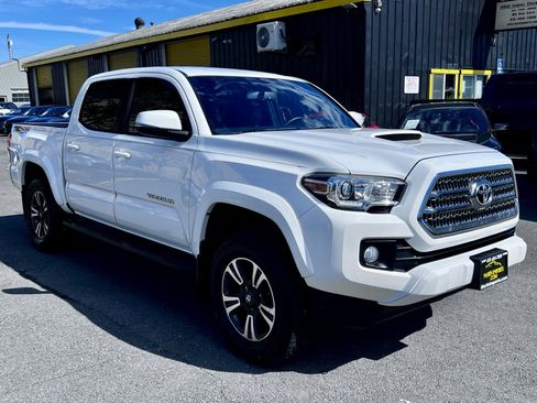 Used 2017 Toyota Tacoma TRD Sport w/ Tow Package (A/T) image 4