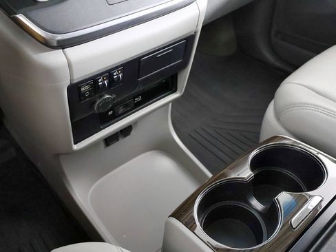 Used 2017 Toyota Sienna XLE Premium AWD/4WD image 38