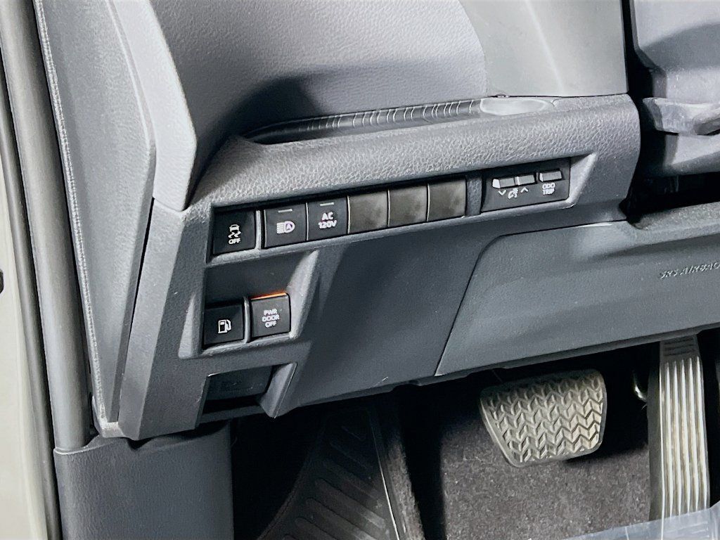 Used 2023 Toyota Sienna XSE w/ XSE Plus Package AWD/4WD image 10