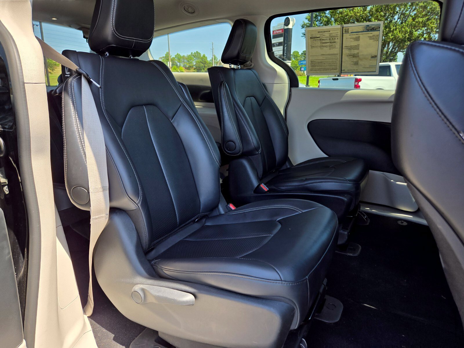Used 2024 Chrysler Pacifica Limited FWD image 18
