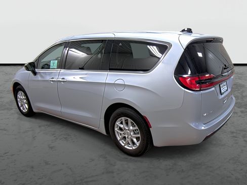 Used 2024 Chrysler Pacifica Touring-L image 2