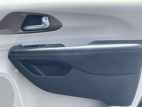 Certified 2018 Chrysler Pacifica Touring Plus FWD image 16