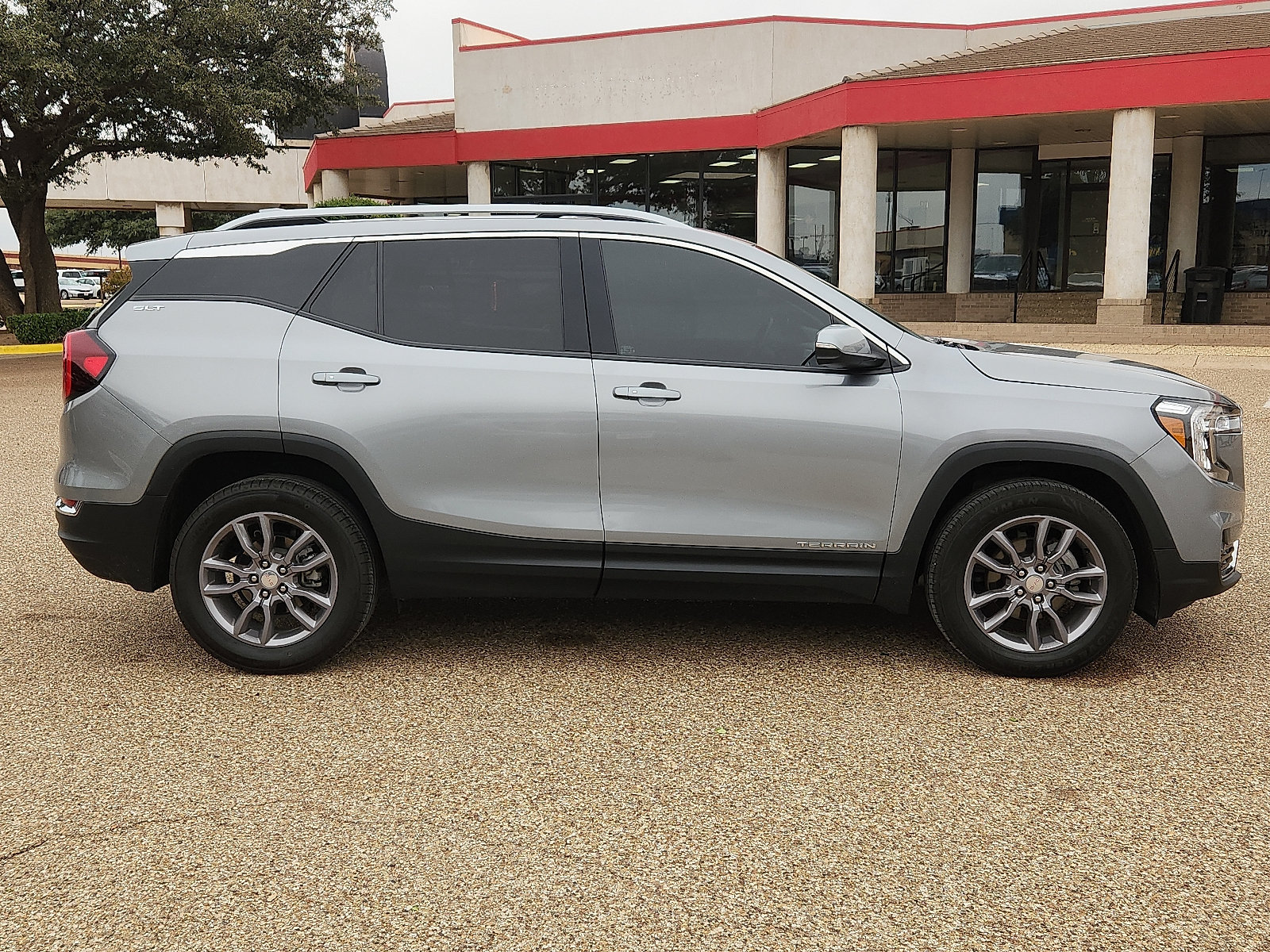 Used 2024 GMC Terrain SLT AWD/4WD image 5