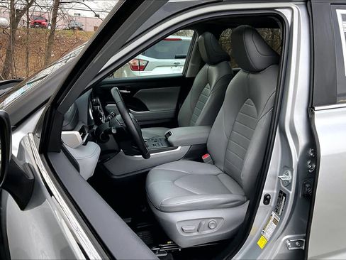 Used 2023 Toyota Highlander XLE image 9