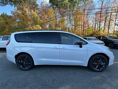New 2026 Chrysler Pacifica Limited w/ S Appearance Package image 9