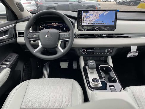 New 2025 Mitsubishi Outlander AWD image 10