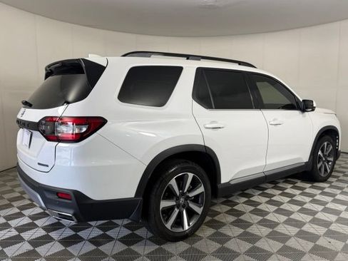 Used 2025 Honda Pilot Touring image 10
