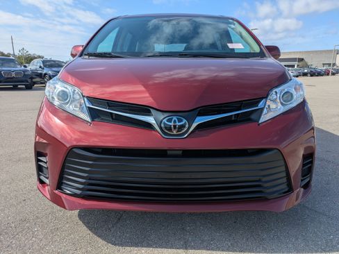 Used 2020 Toyota Sienna LE image 3