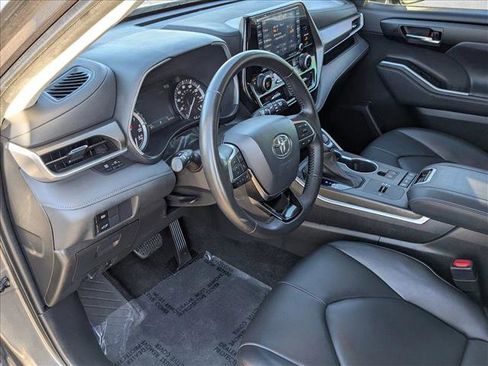 Used 2021 Toyota Highlander XLE image 9