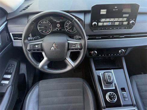 Used 2024 Mitsubishi Outlander SE image 12