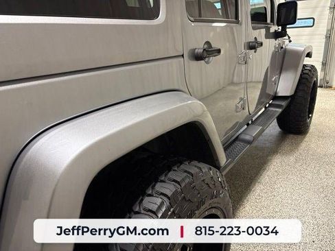 Used 2018 Jeep Wrangler Unlimited Sahara w/ Connectivity Group AWD/4WD image 9