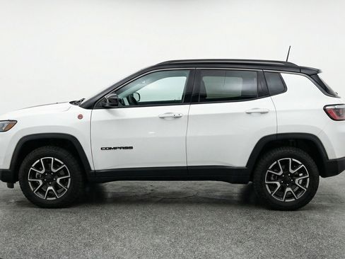 Used 2025 Jeep Compass Trailhawk image 5