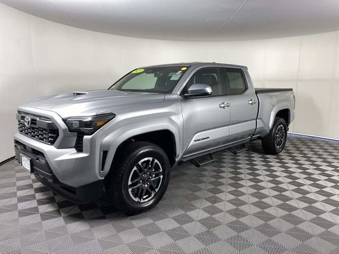 Used 2025 Toyota Tacoma TRD Sport AWD/4WD image 4
