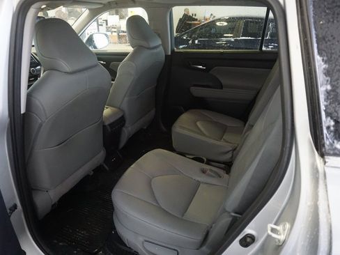 Used 2021 Toyota Highlander XLE image 22