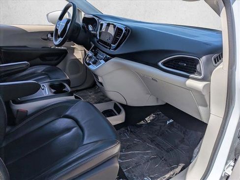 Used 2022 Chrysler Pacifica Touring-L image 28