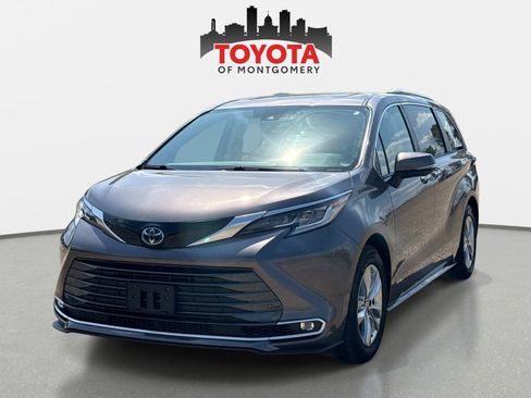 Used 2021 Toyota Sienna Limited image 6