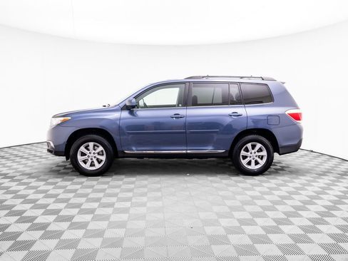 Used 2012 Toyota Highlander FWD w/ Tech Pkg image 2