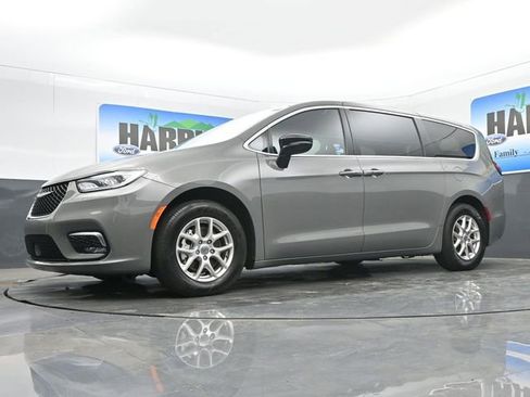 Used 2025 Chrysler Pacifica Select image 21