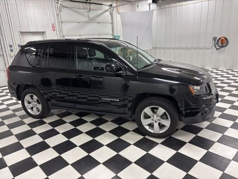 Used 2017 Jeep Compass Latitude AWD/4WD image 3