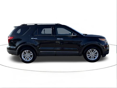 Used 2014 Ford Explorer XLT image 2