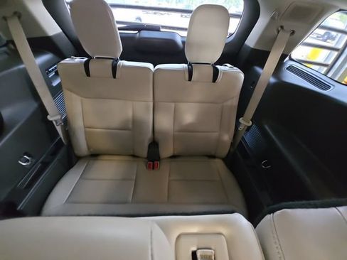 Used 2020 Ford Explorer Platinum w/ Premium Technology Package AWD/4WD image 28