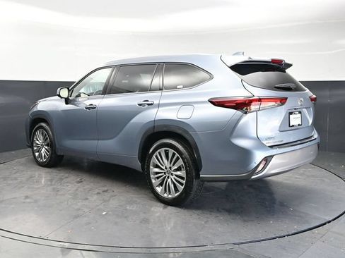 Used 2023 Toyota Highlander Platinum FWD image 8