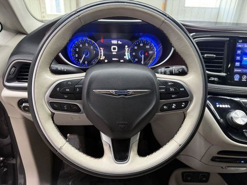 Used 2017 Chrysler Pacifica Limited FWD image 18