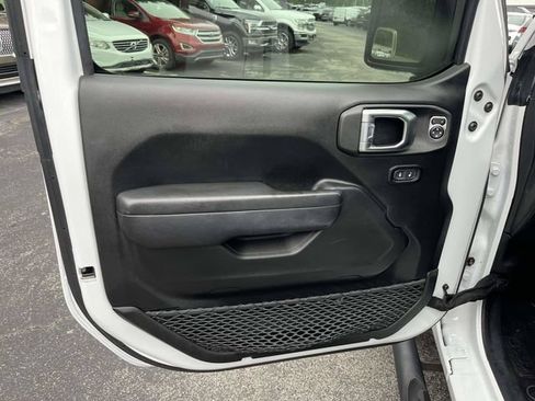 Used 2022 Jeep Wrangler Unlimited Rubicon w/ LED Lighting Group AWD/4WD image 18