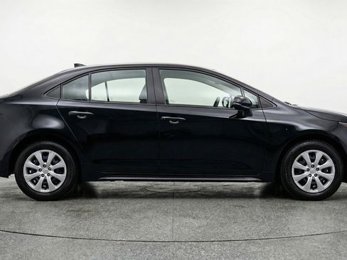 Used 2025 Toyota Corolla LE FWD image 5