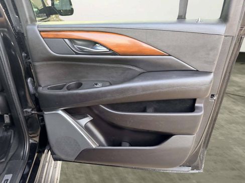 Used 2019 Cadillac Escalade ESV Luxury AWD/4WD image 24