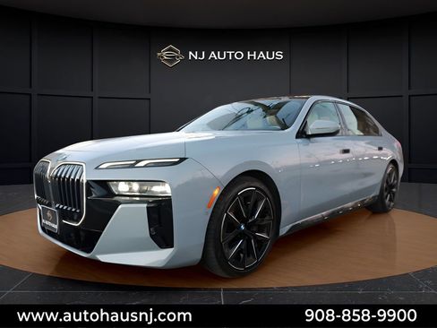 Used 2023 BMW 760i xDrive w/ Luxury Rear Seating Package image 4