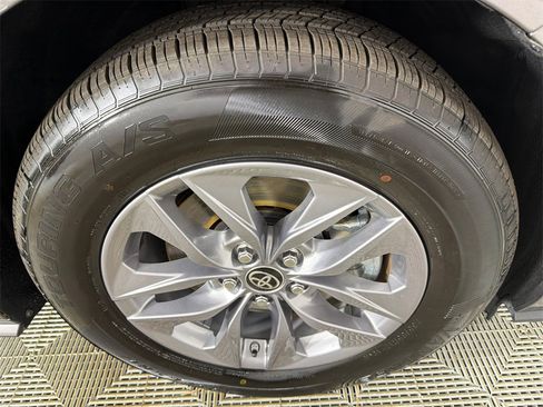 Used 2024 Toyota Sienna LE image 12