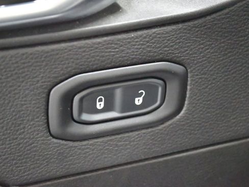 Used 2023 Jeep Wrangler Unlimited Sahara w/ Cold Weather Group AWD/4WD image 17