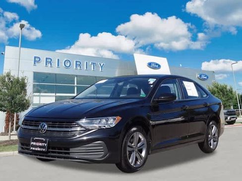 Used 2024 Volkswagen Jetta SE image 1