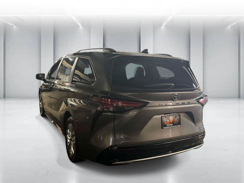 Used 2023 Toyota Sienna Limited AWD/4WD image 5
