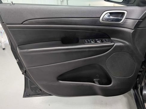 Used 2019 Jeep Grand Cherokee Laredo image 36