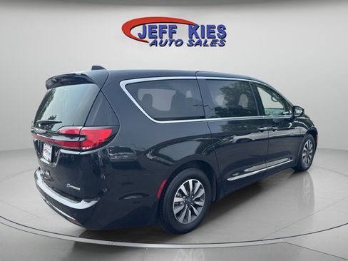 Used 2023 Chrysler Pacifica Limited FWD image 5
