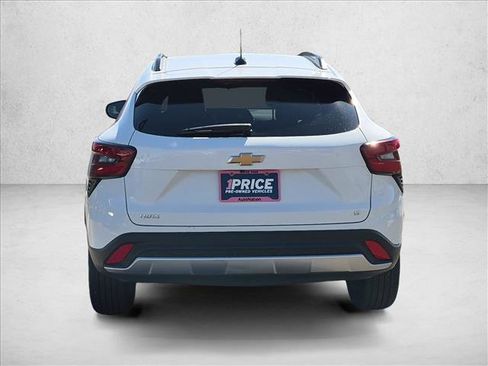 Used 2025 Chevrolet Trax LT FWD image 6