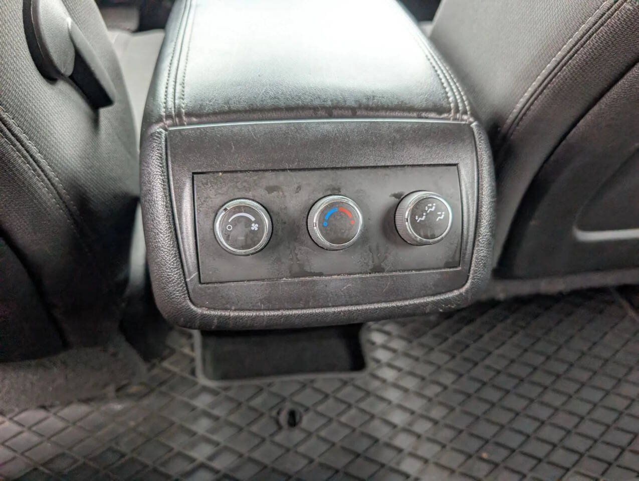 Used 2013 GMC Acadia SLE FWD image 37