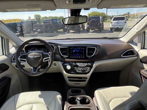 Used 2017 Chrysler Pacifica Touring-L FWD image 26