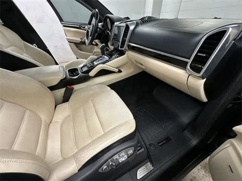 Used 2017 Porsche Cayenne Turbo image 21