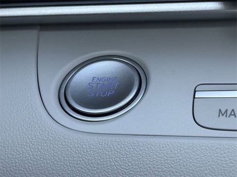 Used 2025 Hyundai Elantra Limited image 21
