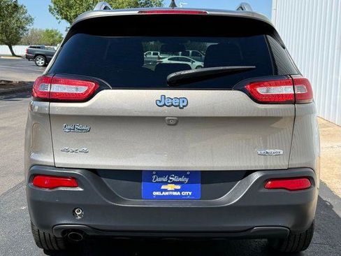 Used 2017 Jeep Cherokee Latitude w/ Cold Weather Group image 16