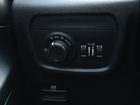 Used 2023 Jeep Grand Cherokee L Laredo image 15